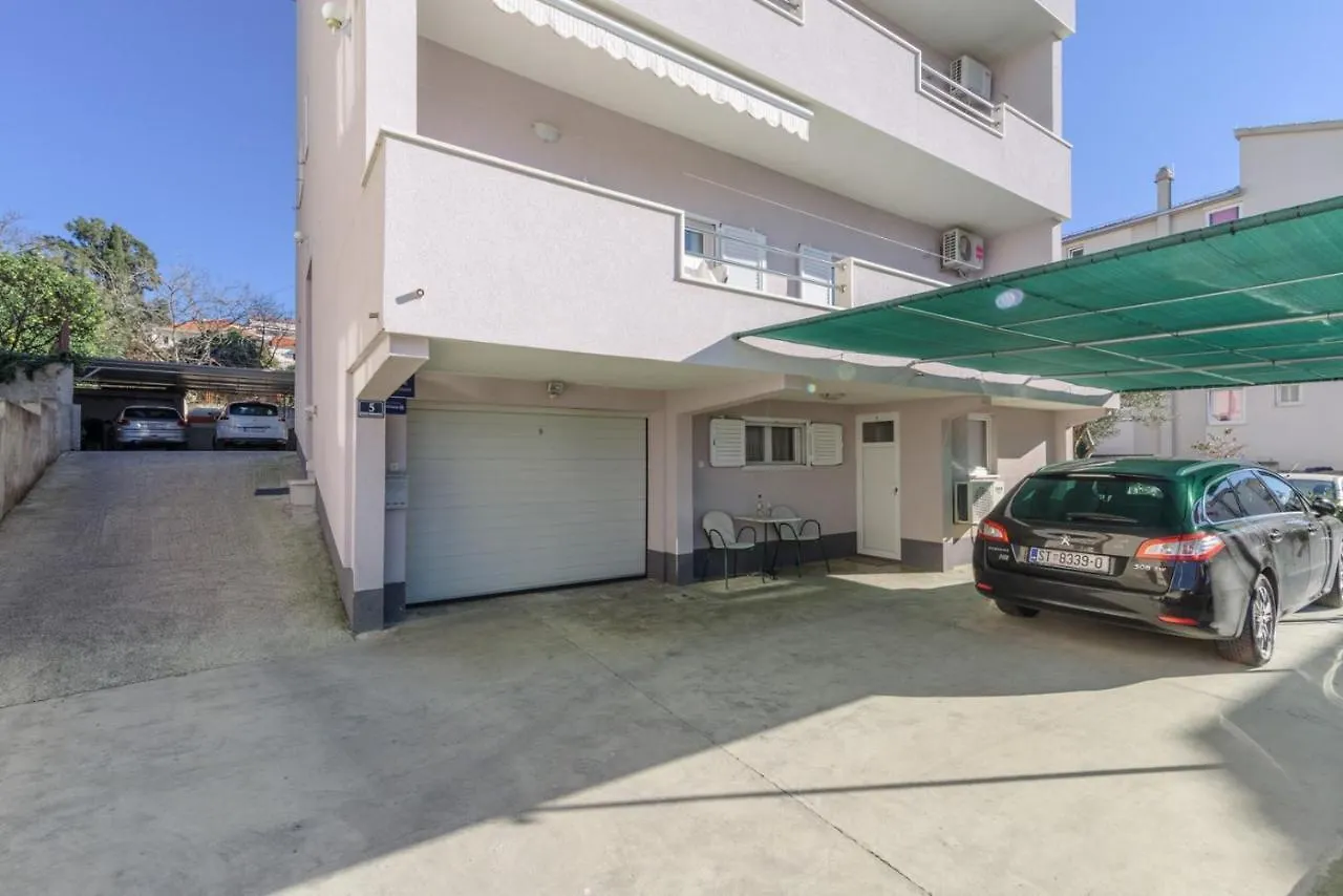 Guest house Apartments Meri Okrug Gornji